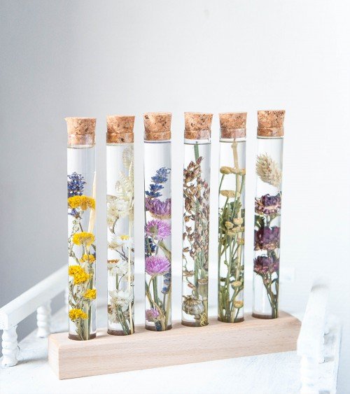 tubes de fleurs sur support bois
