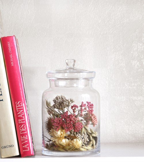 Composition de fleurs séchées sous verre rose