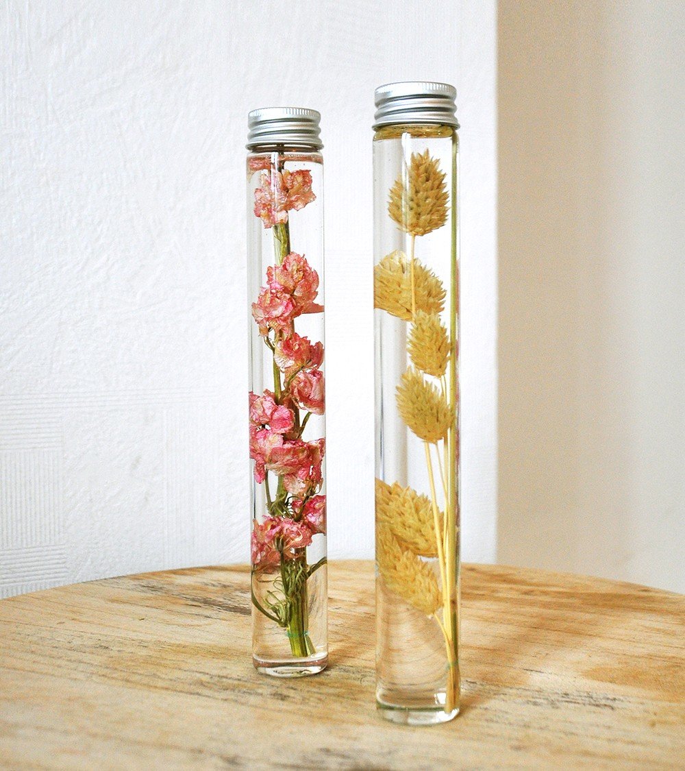 Tubes de fleurs immergés rose et beige