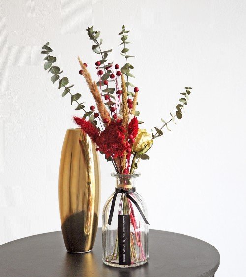Bouquet en vase de fleurs séchées rouge avec eucalpytus