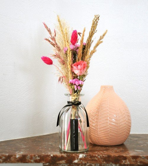 Bouquet de fleurs séchées et de graminées séchées roses et beiges
