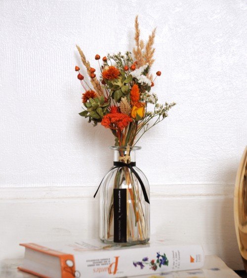 Bouquet de fleurs séchées oranges dans son vase