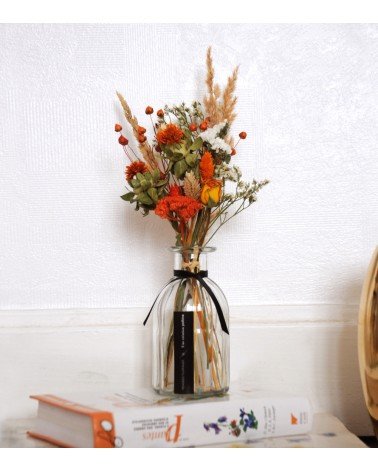 Bouquet de fleurs séchées oranges dans son vase