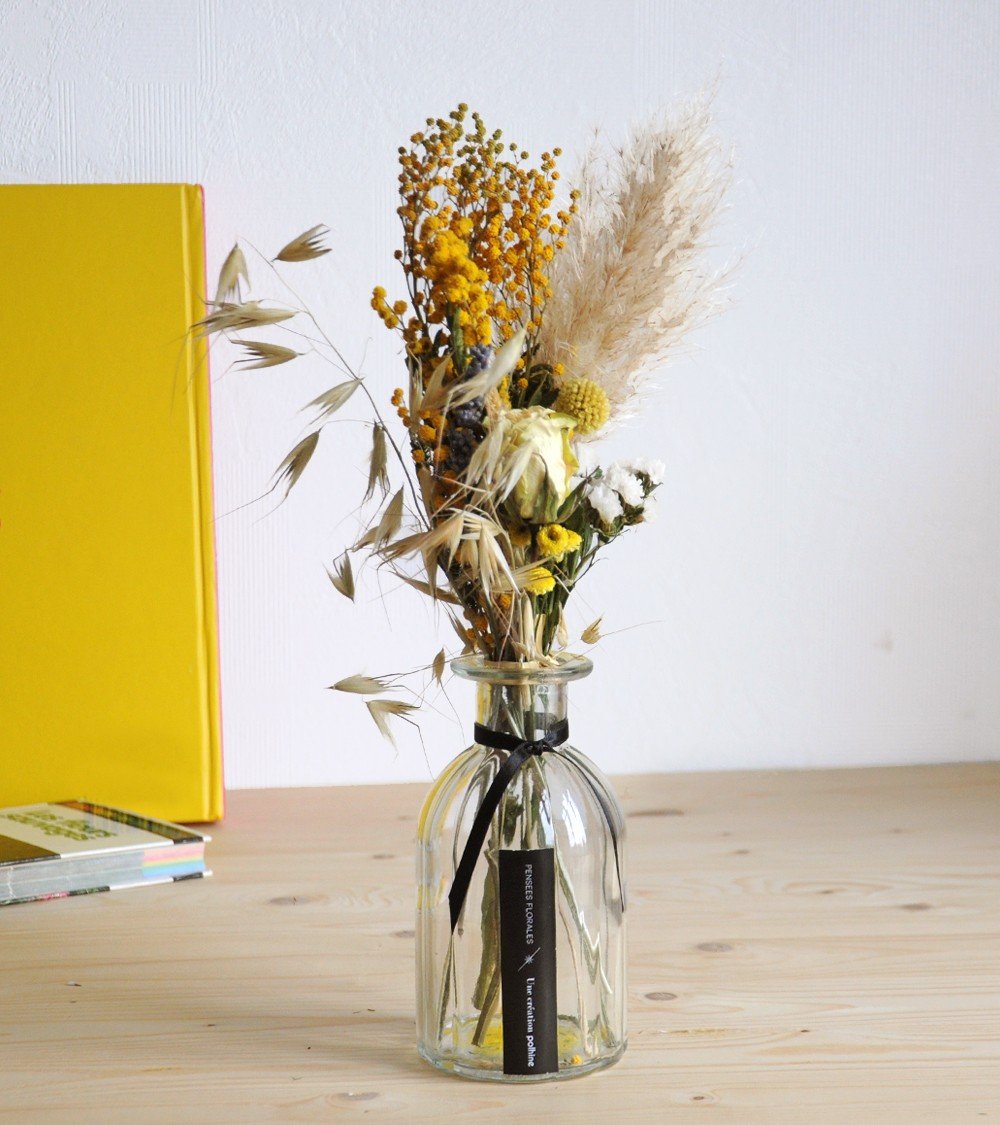 Bouquet de fleurs séchées jaune en vase
