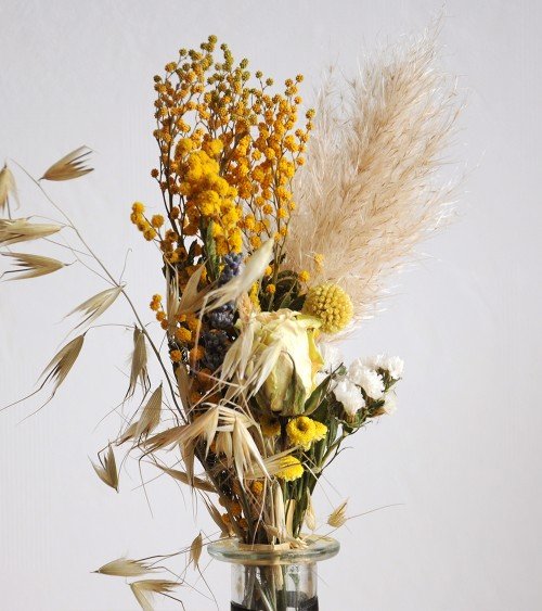 Bouquet de fleurs séchées avec graminées sechées