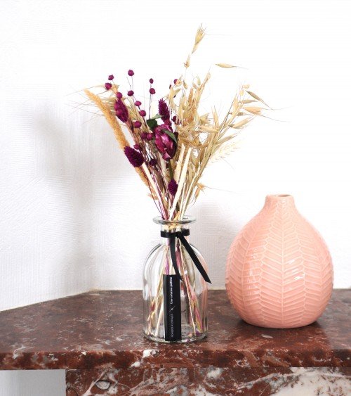 Fleurs séchées violettes en vase