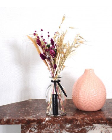 Fleurs séchées violettes en vase